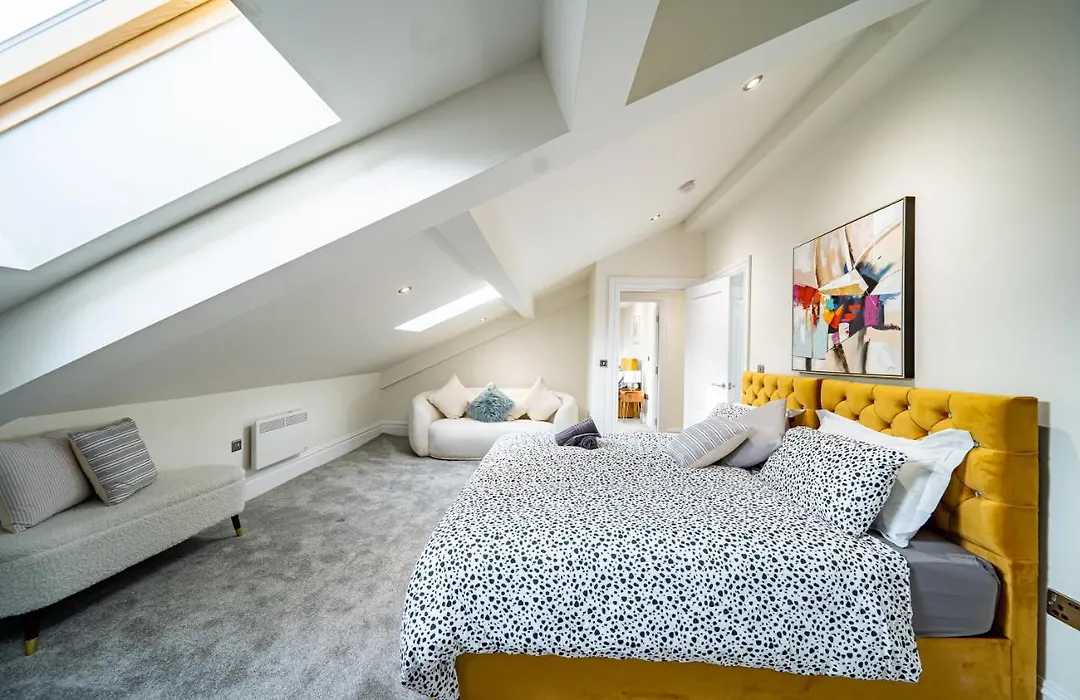 Luxurious 4-Bedroom Penthouse: 15 Mins To City Centre, Secure Parking-1