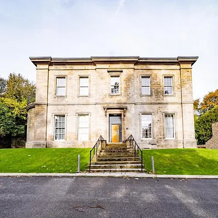Luxurious 4-Bedroom Penthouse: 15 Mins To City Centre, Secure Parking-2