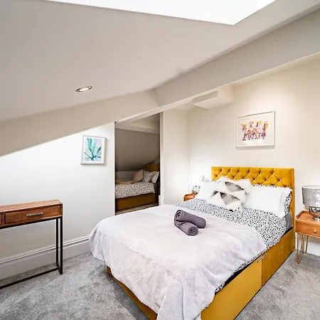 Luxurious 4-Bedroom Penthouse: 15 Mins To City Centre, Secure Parking-3